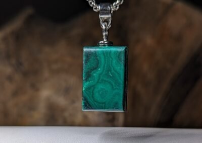 pendentif pierre forme carré vert